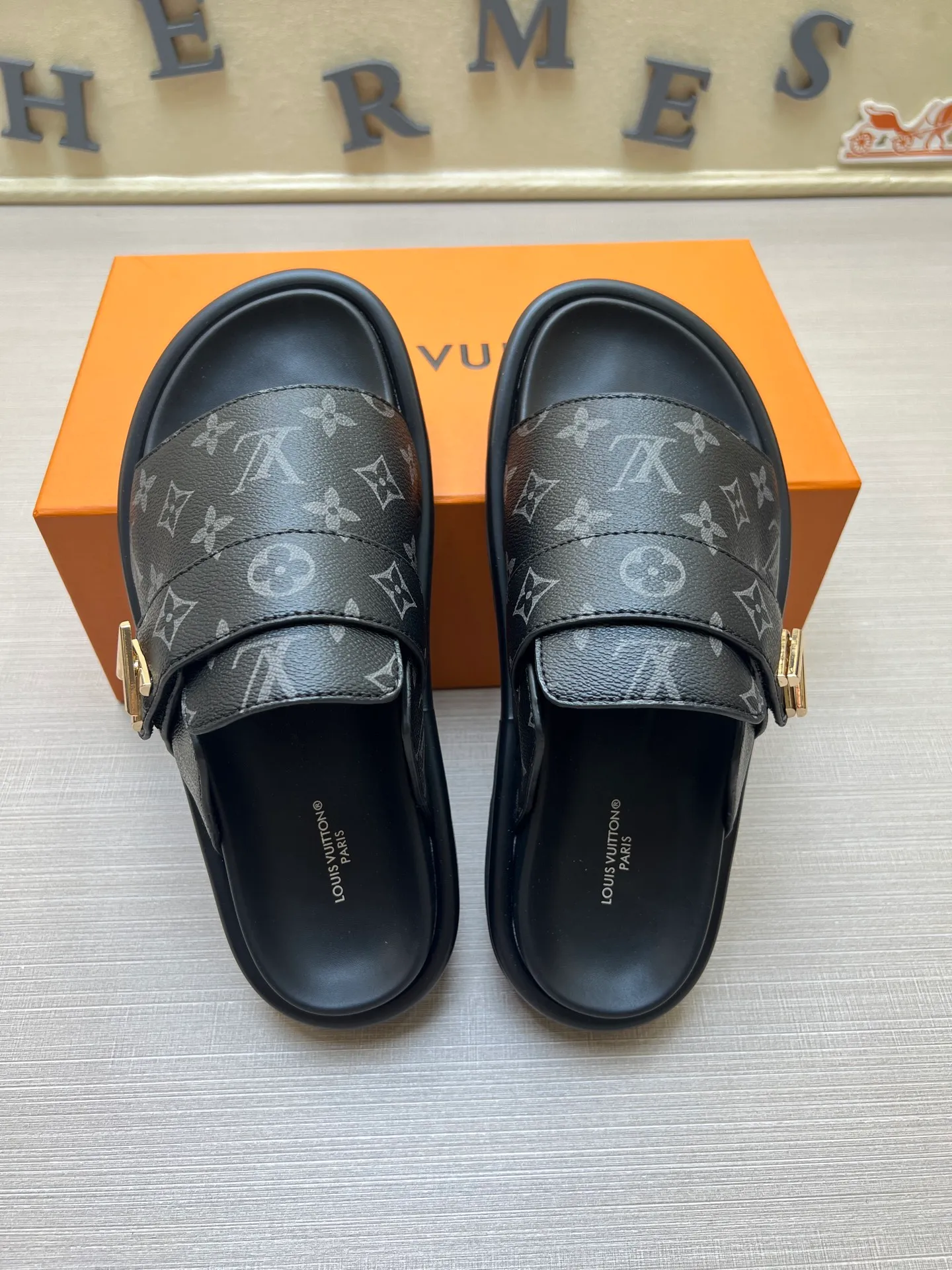 Factory price: 360💰【LOUIS VUITTON】Louis Vuitton, LV printing, men's and women's slippers are on the market, drawer box packaging with cloth bag, card, the upper pattern looks very soft and waxy, super versatile leg slimming artifact. Fabric: imported denim/canvas/old fabric, LV hardware LOGO, official website pattern printing, comfortable to wear, foot pads: high elastic men's shoes💰U water table. Sole: foam sole, heel height: about 5cm. Code number: 35-46, 35, 45, 46 are custom-made and non-returnable. Color: multiple colors and styles available.